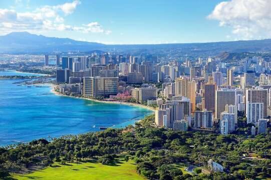 Spacious Waikiki Banyan With Ample Sleeping, Walk To Beach, Great Views And Free Parking *