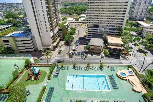 Spacious Waikiki Banyan With Ample Sleeping, Walk To Beach, Great Views And Free Parking