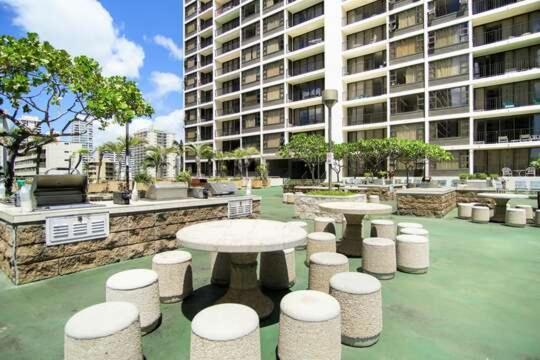 Spacious Waikiki Banyan With Ample Sleeping, Walk To Beach, Great Views And Free Parking Apartment *