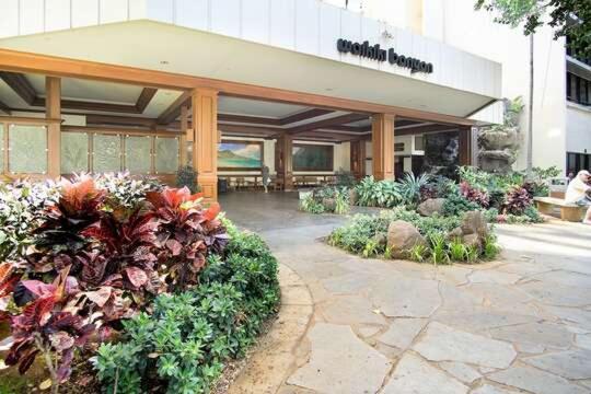Apartment Spacious Waikiki Banyan With Ample Sleeping, Walk To Beach, Great Views And Free Parking *