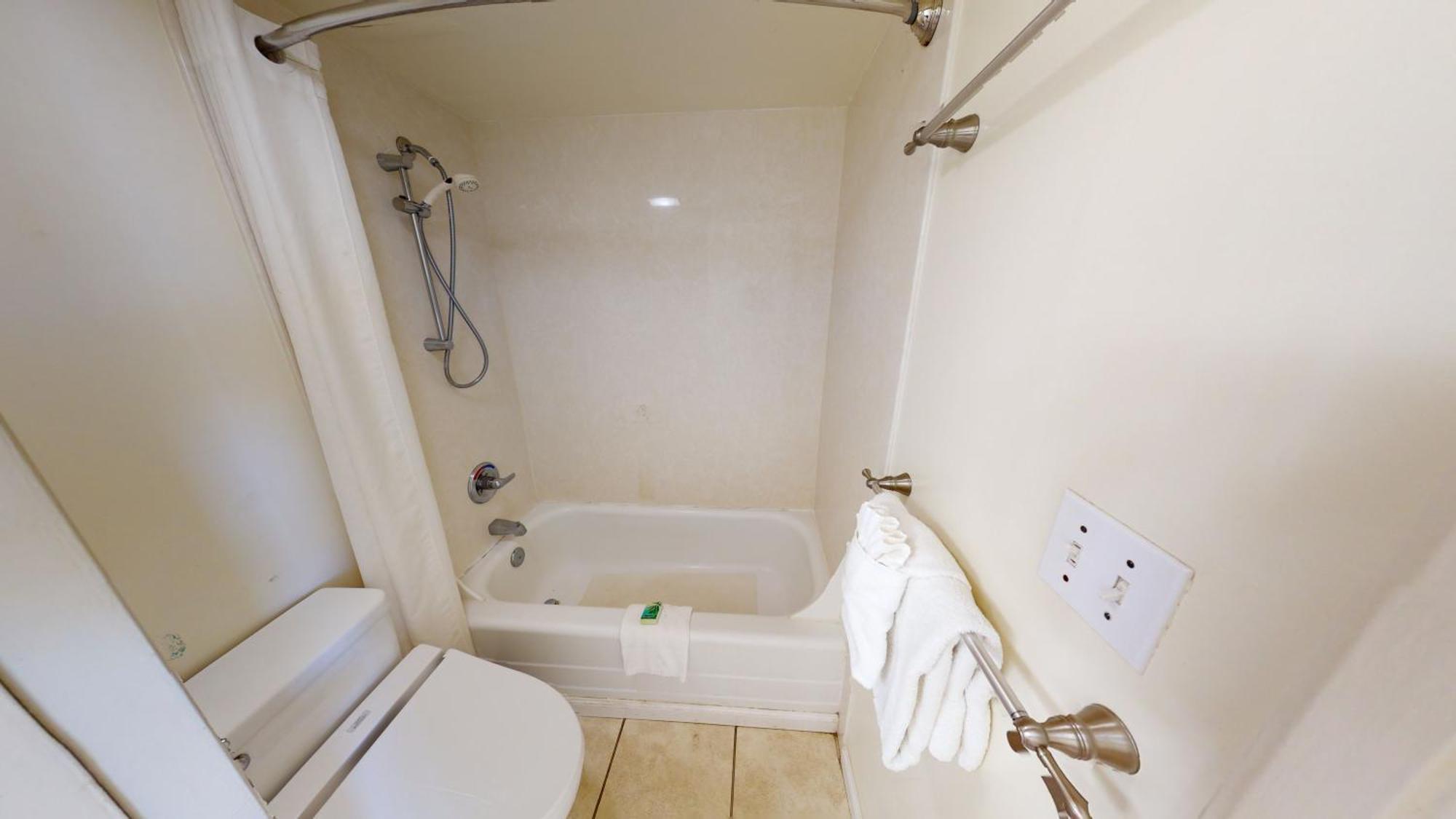 Spacious Waikiki Banyan With Ample Sleeping, Walk To Beach, Great Views And Free Parking Honolulu