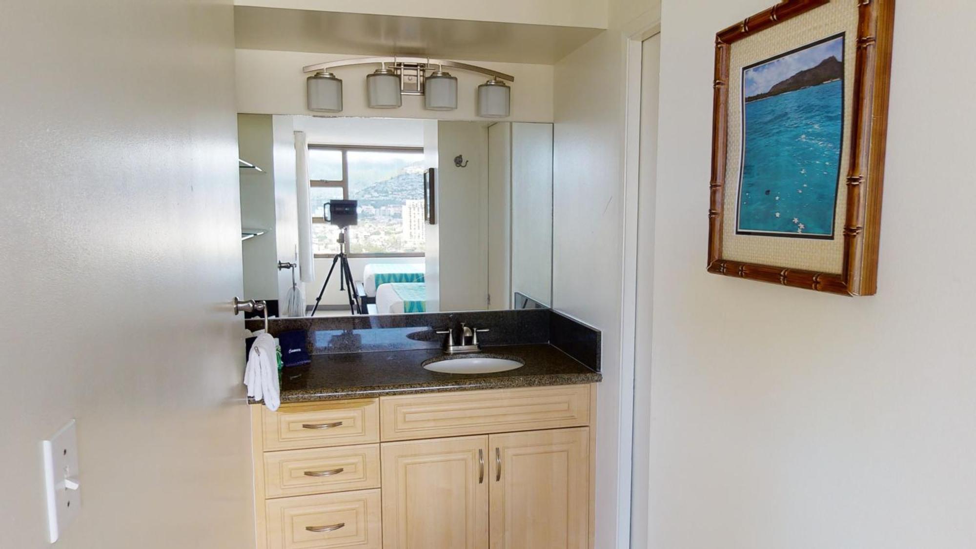 Spacious Waikiki Banyan With Ample Sleeping, Walk To Beach, Great Views And Free Parking Honolulu