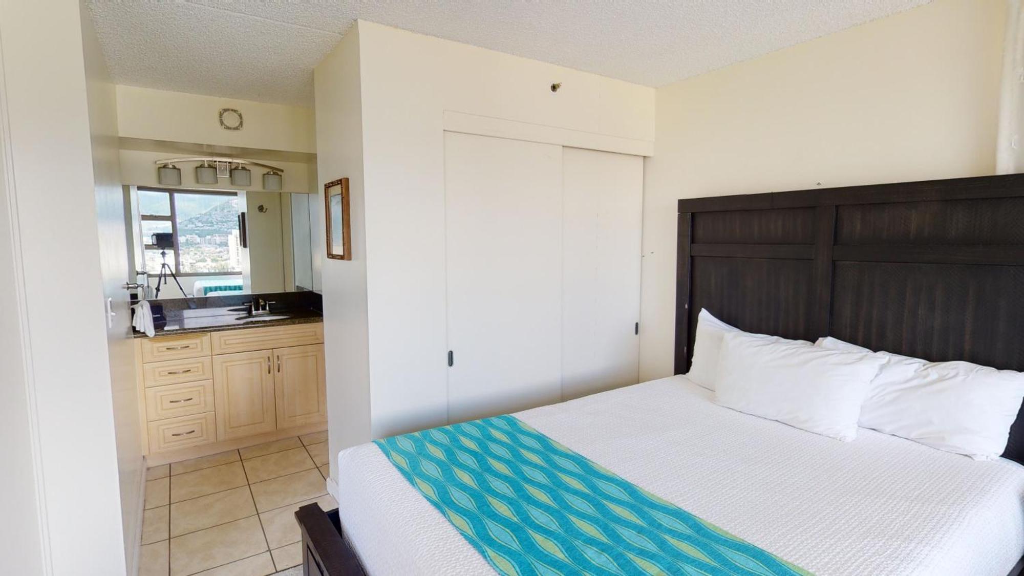 Spacious Waikiki Banyan With Ample Sleeping, Walk To Beach, Great Views And Free Parking