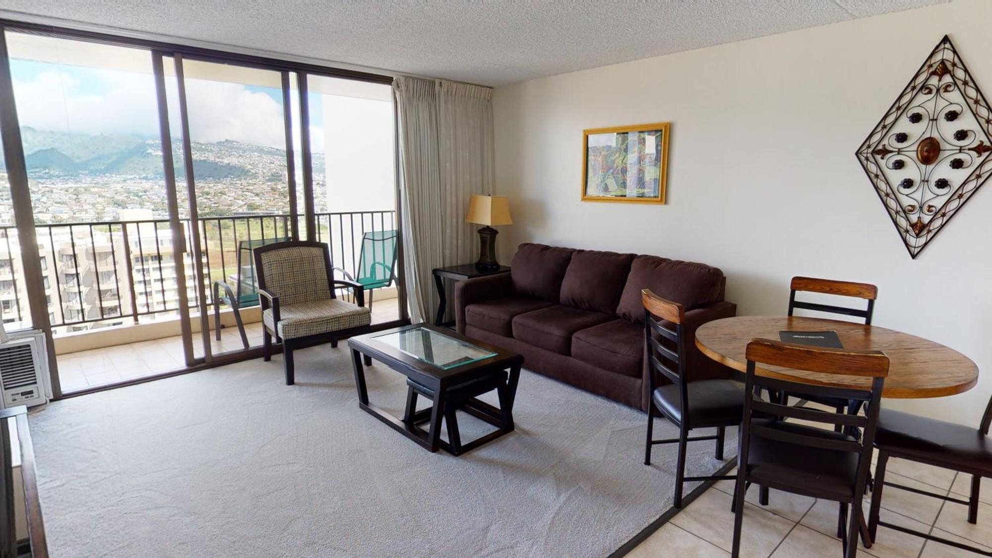 Spacious Waikiki Banyan With Ample Sleeping, Walk To Beach, Great Views And Free Parking Apartment *