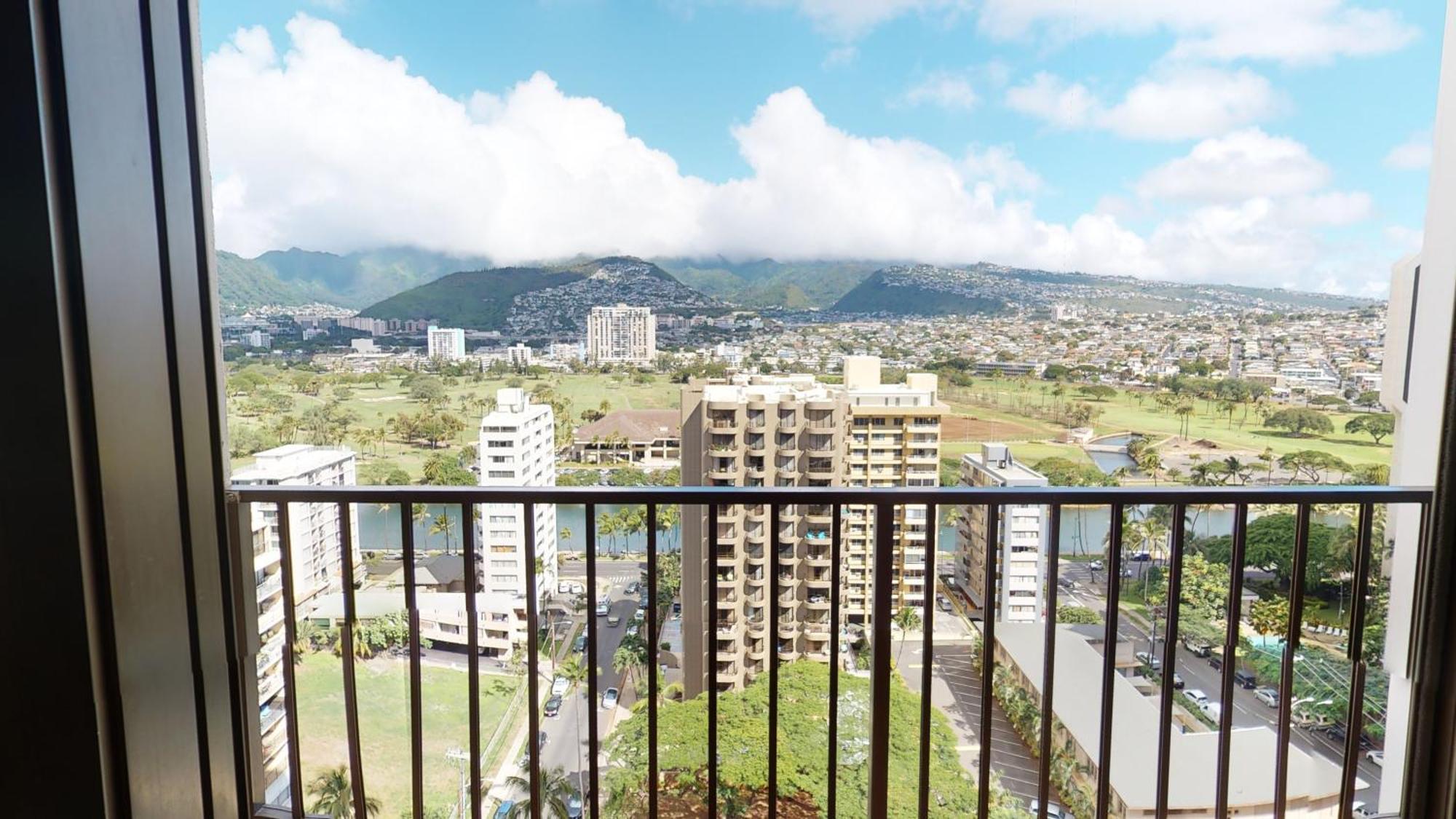 Apartment Spacious Waikiki Banyan With Ample Sleeping, Walk To Beach, Great Views And Free Parking