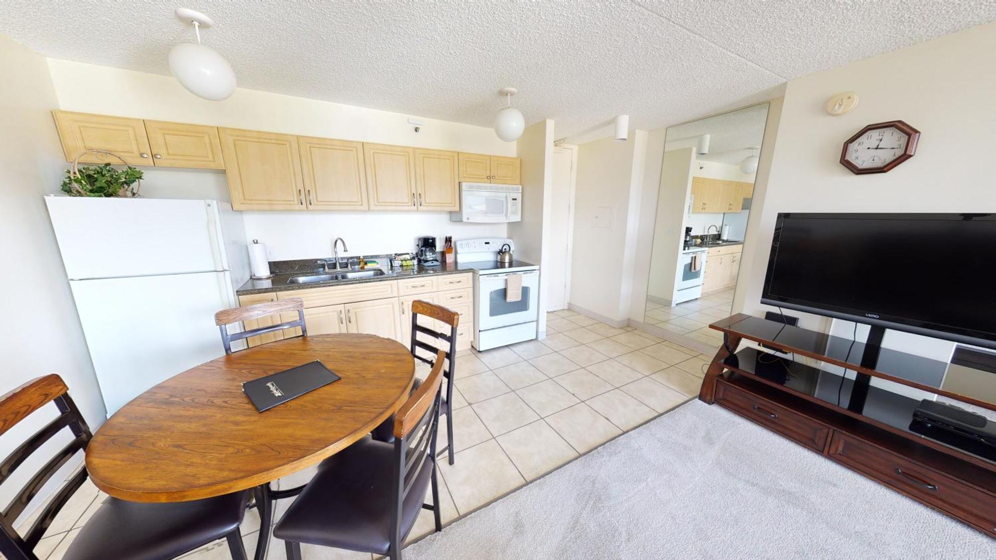 Spacious Waikiki Banyan With Ample Sleeping, Walk To Beach, Great Views And Free Parking *
